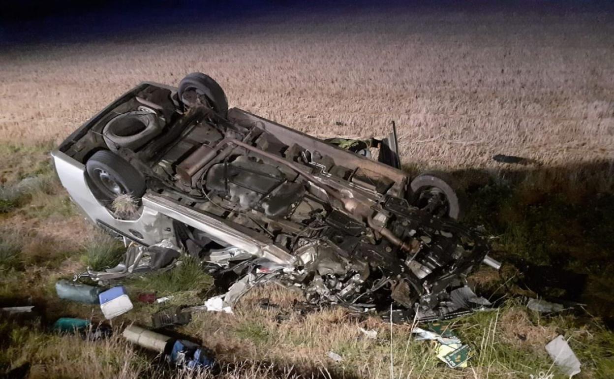 Imagen de la furgoneta volcada en el accidente de Basconcillos del Tozo. 