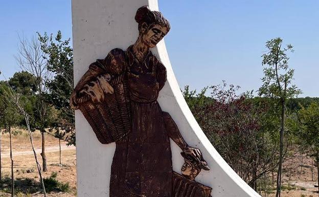 Escultura homenaje a las mujeres hornillejas en el nuevo parque de la Artizuela. 