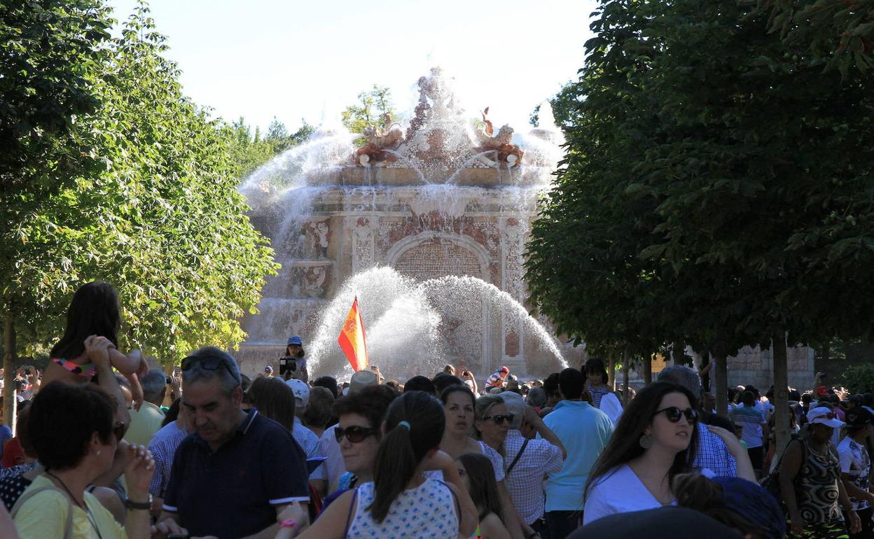 Cientos de personas, en la fuente de Los Baños de Diana. 