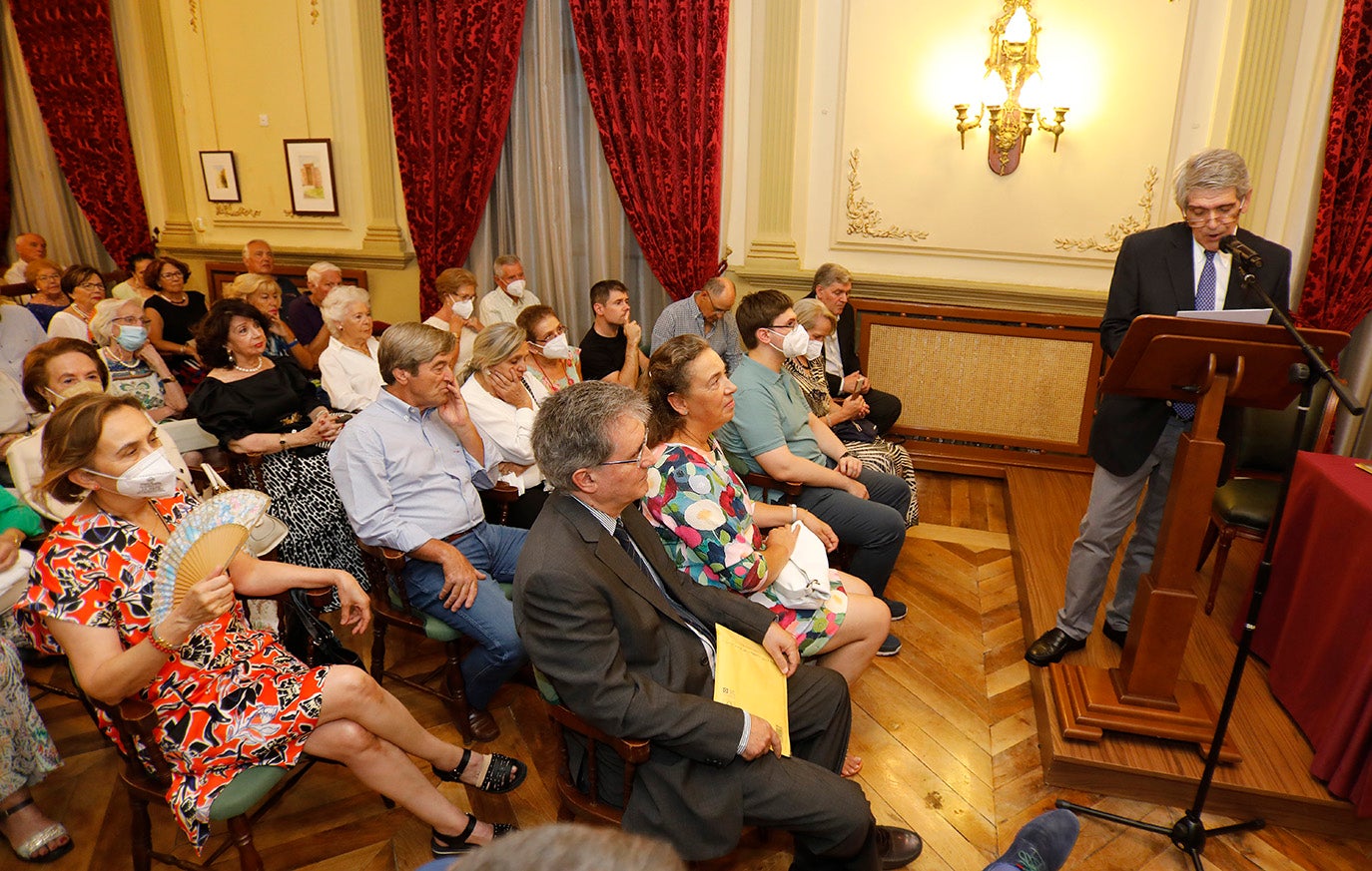 Antonio Álamo, a la derecha, durante su lectura del pregón en el Casino de Palencia