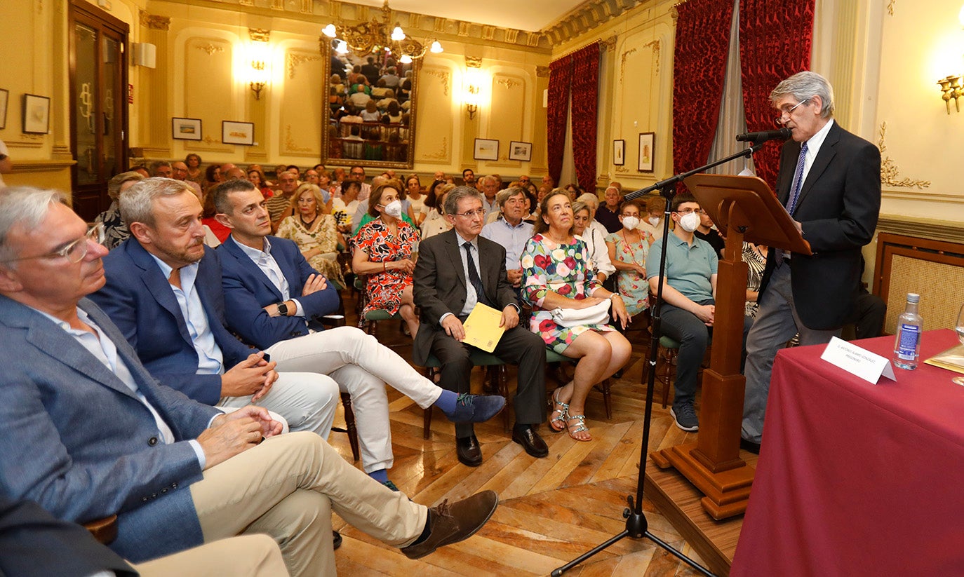 Antonio Álamo, a la derecha, durante su lectura del pregón en el Casino de Palencia