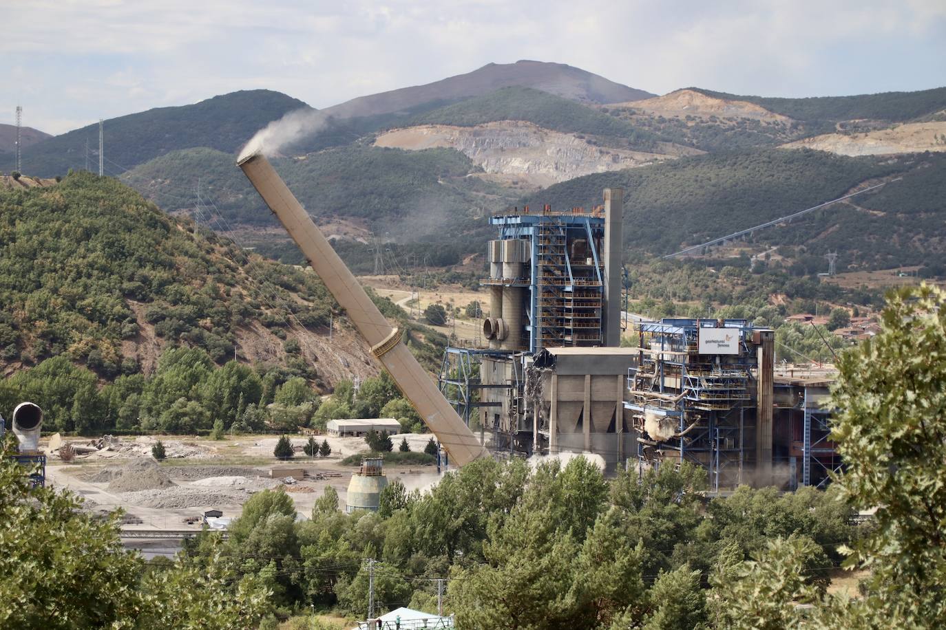 Fotos: Voladura de la chimenea de la central térmica de La Robla