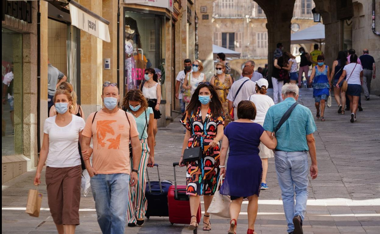 Tursitas con sus maletas cerca de la Plaza Mayor