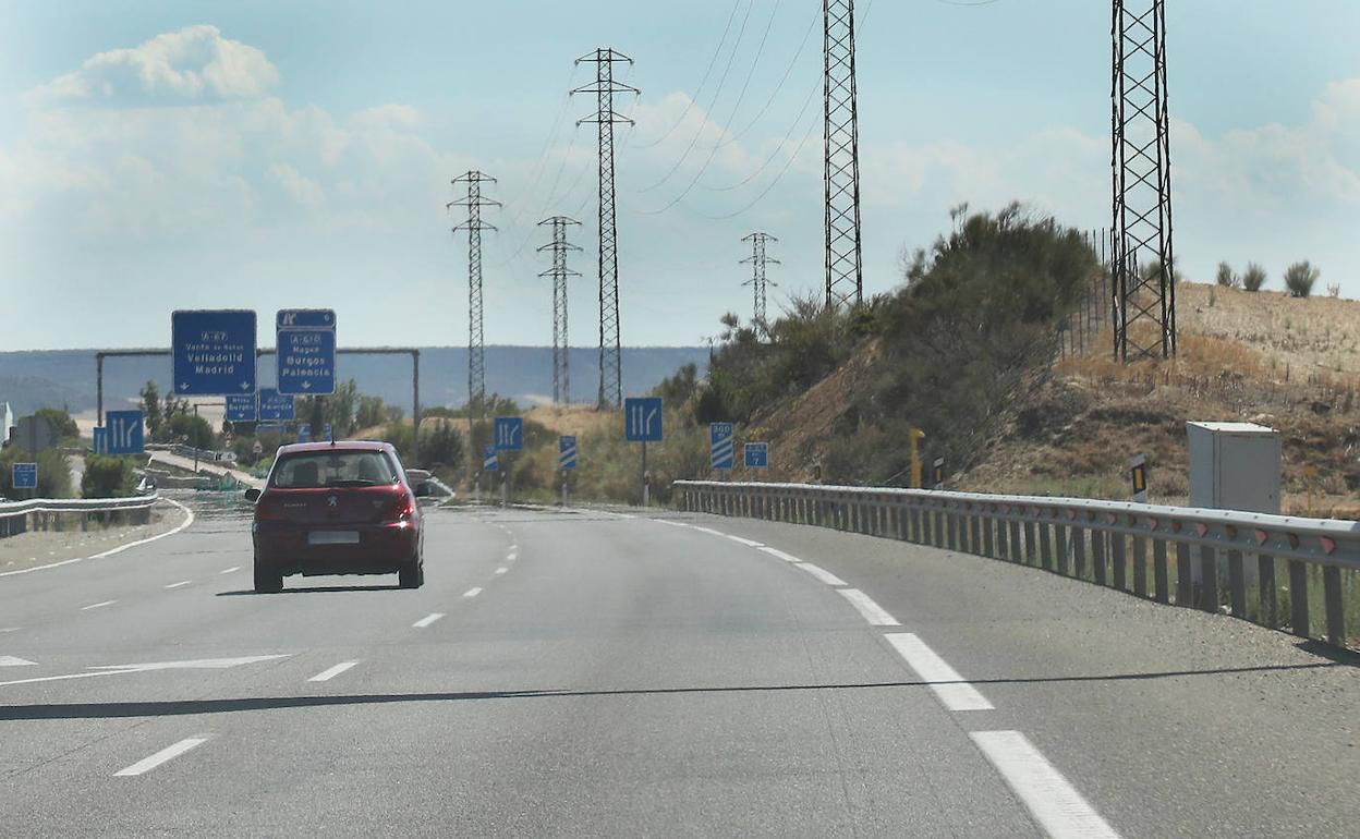 A la derecha, radar ubicado en el kilómetro 7 de la A-67, detrás del centro de Hermanas Hospitalarias.
