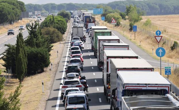 Imagen del atasco provocado por el accidente en la A-62. 