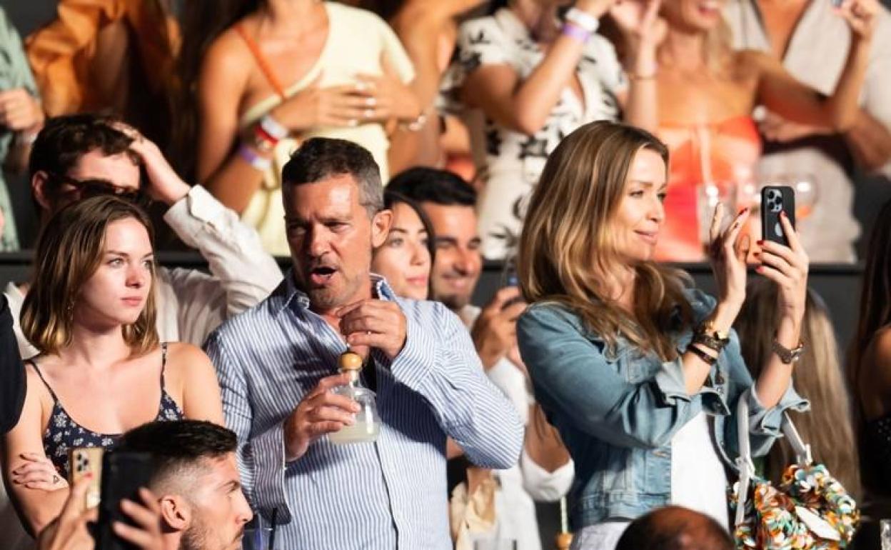 Antonio Banderas con Stella del Carmen y Nicol Kimpel en el concierto. 