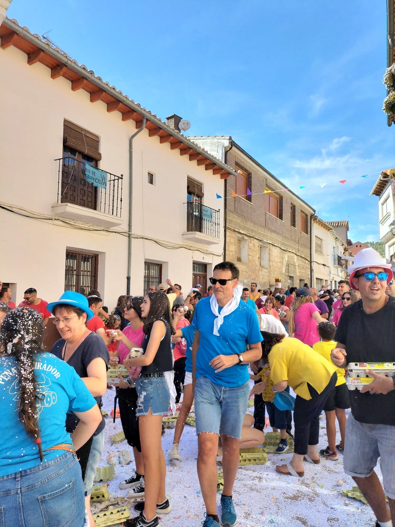 Dueñas vivió una batalla campal con su particular 'guerra de huevos'