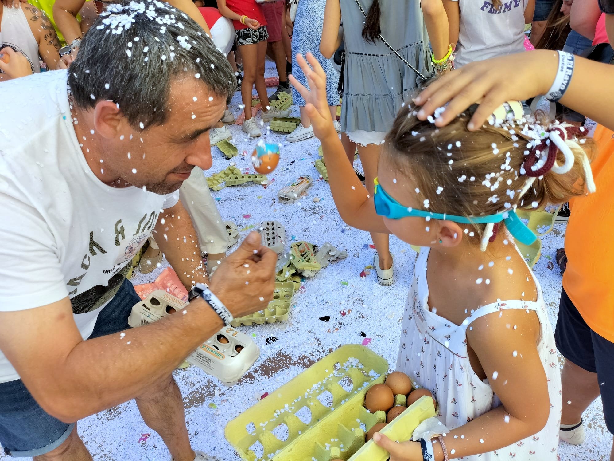 Dueñas vivió una batalla campal con su particular 'guerra de huevos'