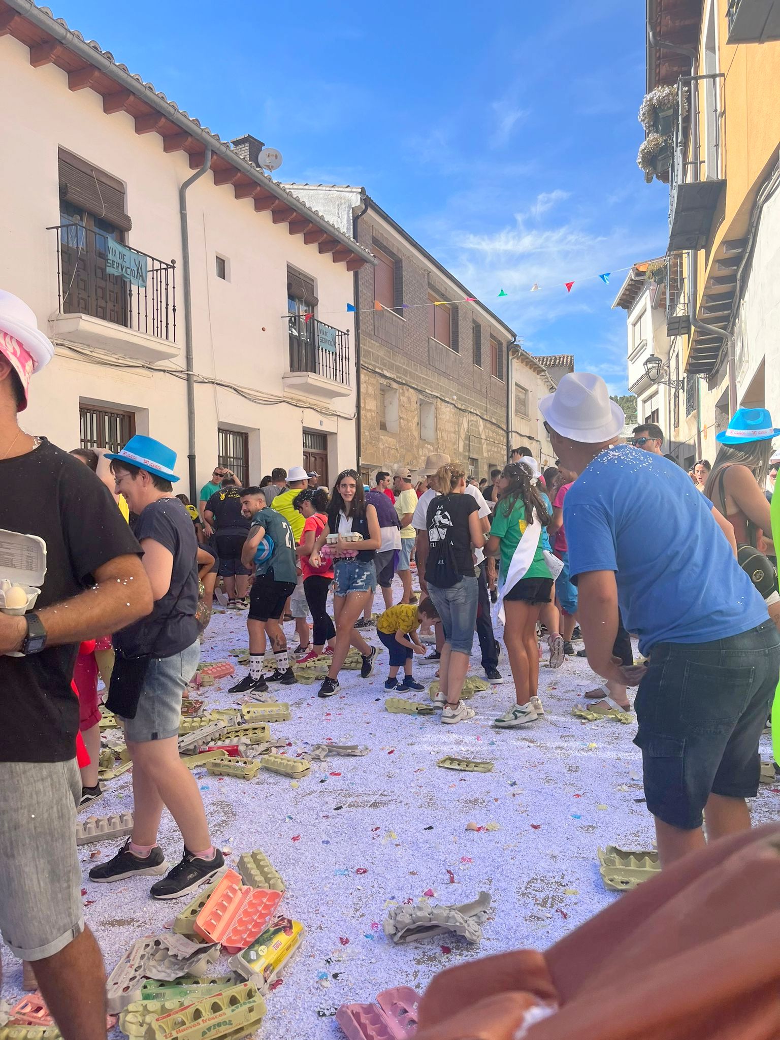 Dueñas vivió una batalla campal con su particular 'guerra de huevos'
