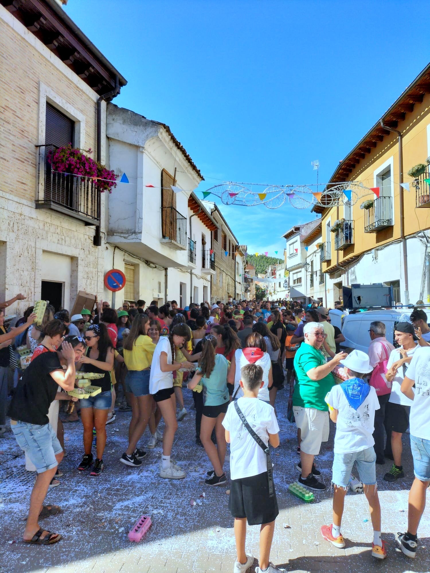 Dueñas vivió una batalla campal con su particular 'guerra de huevos'