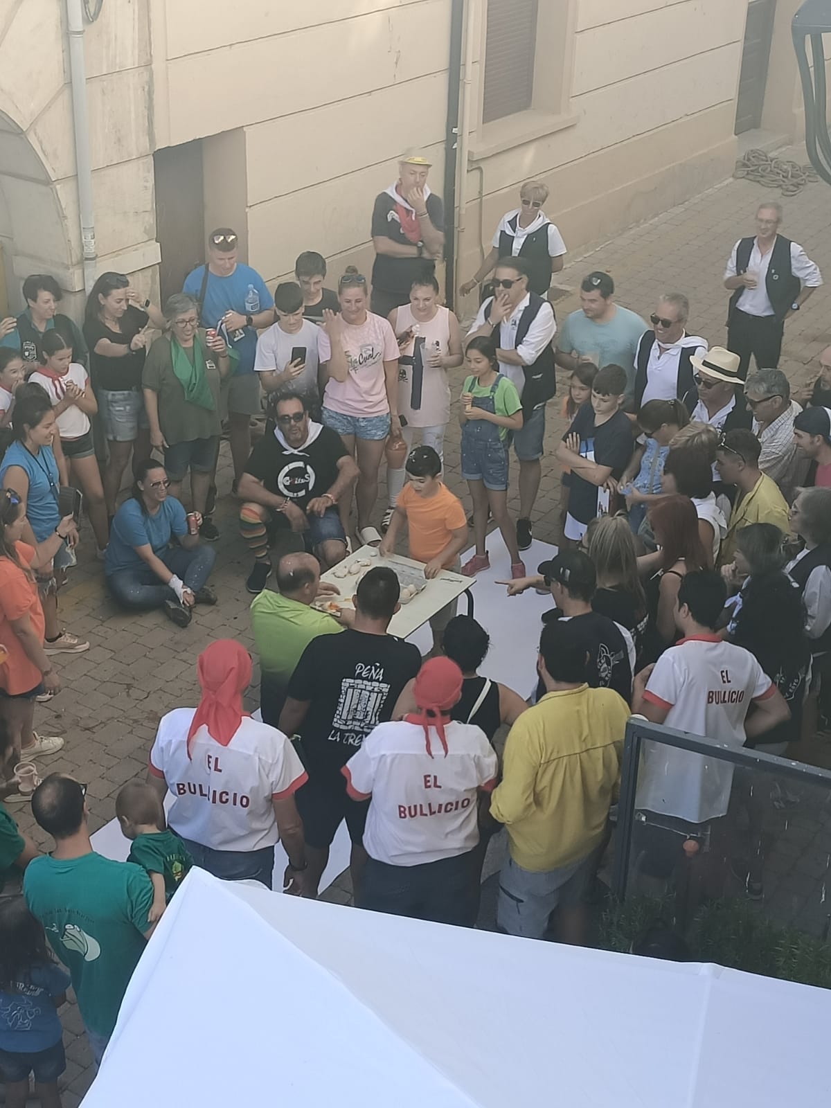 Dueñas vivió una batalla campal con su particular 'guerra de huevos'