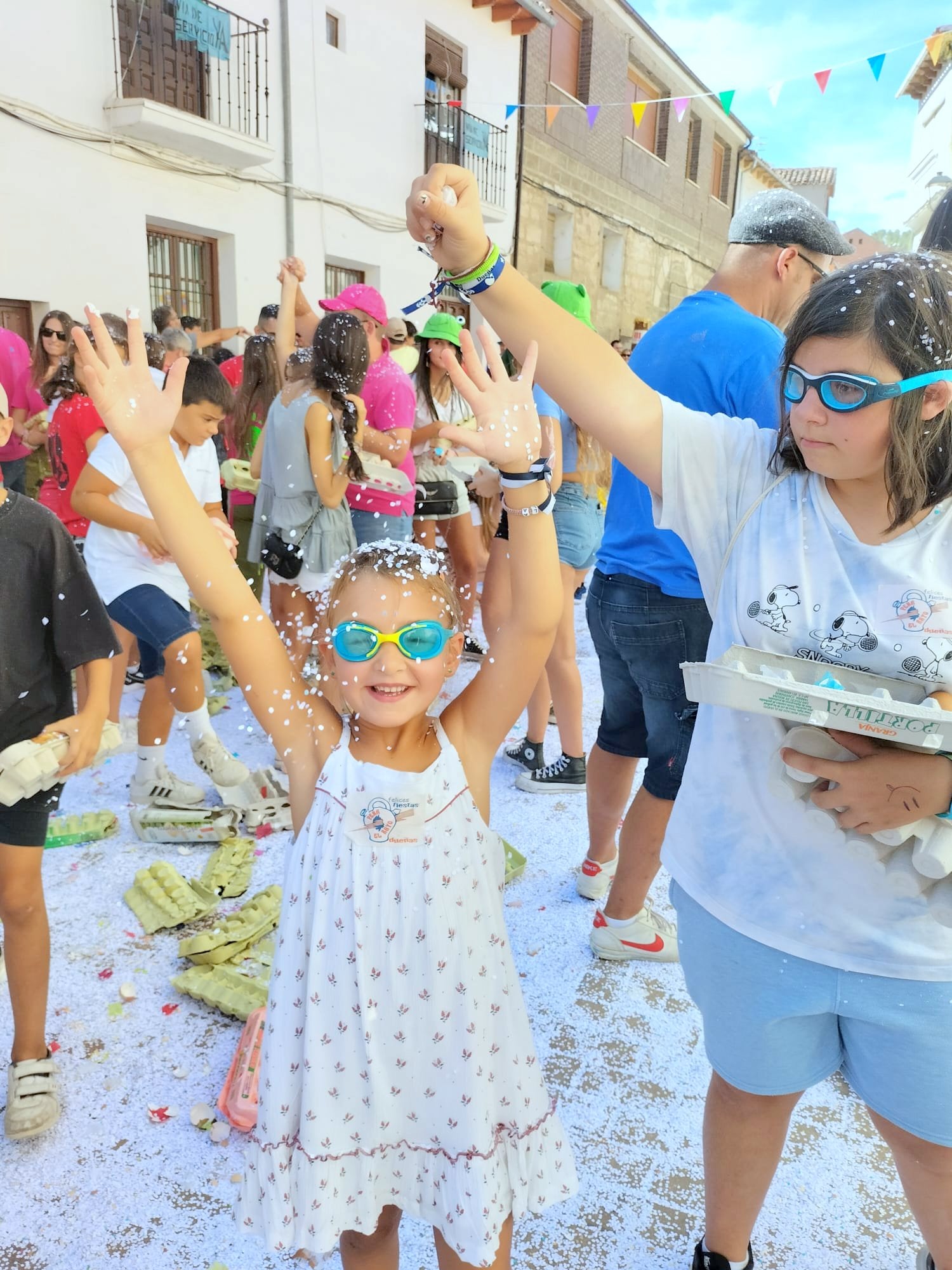 Dueñas vivió una batalla campal con su particular 'guerra de huevos'