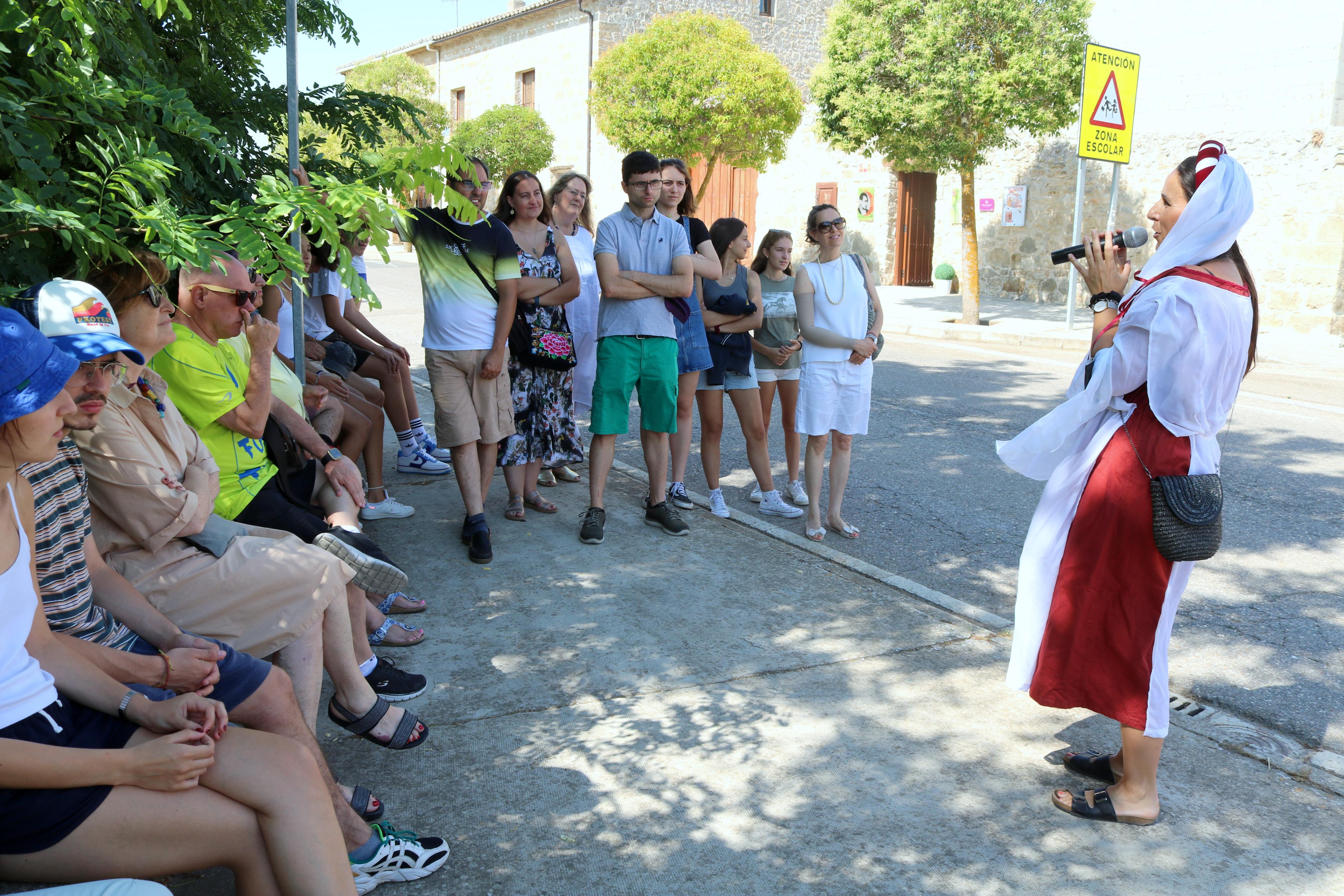 Vecinos y visitantes llenan los pases de las visitas teatralizadas por Torquemada