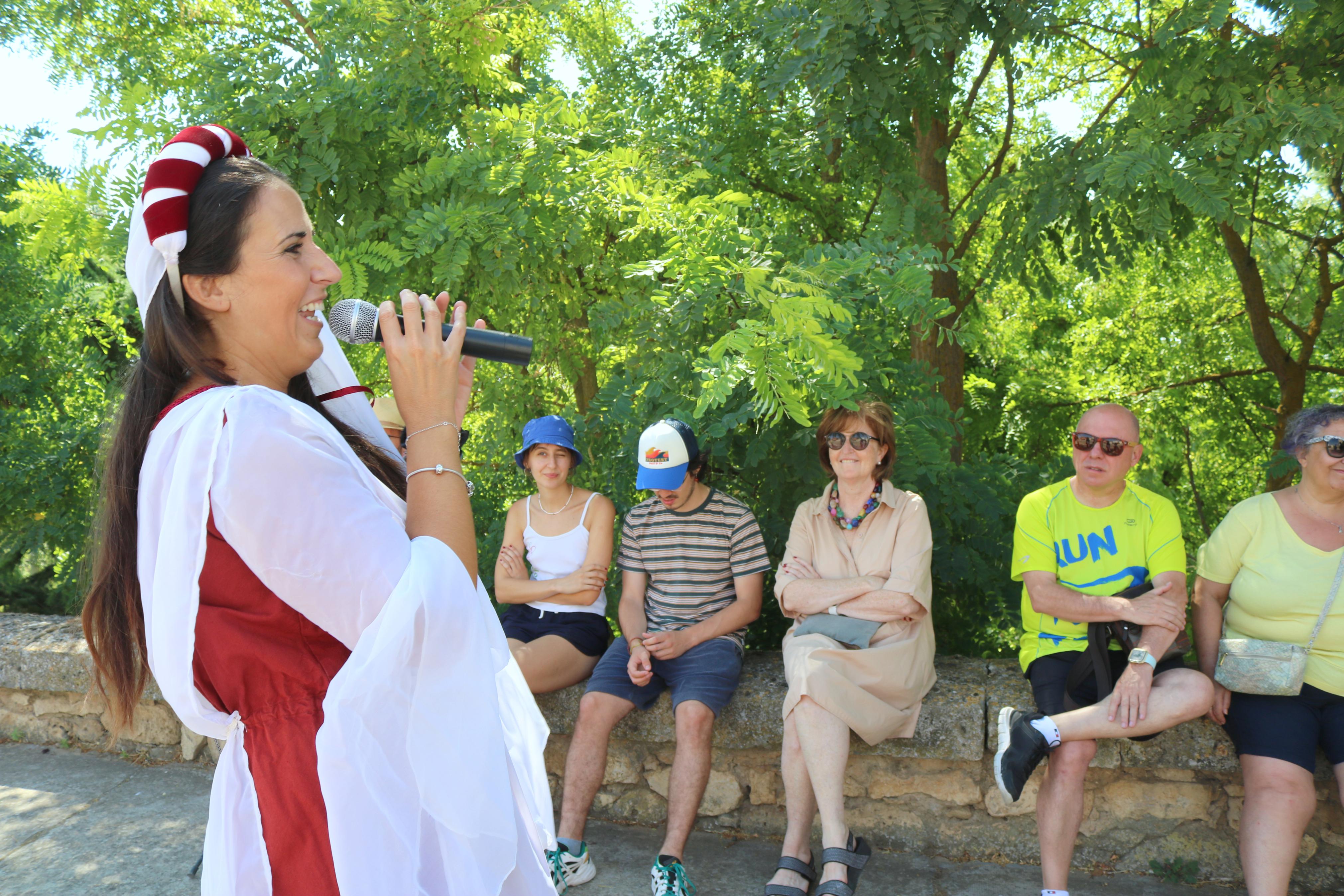 Vecinos y visitantes llenan los pases de las visitas teatralizadas por Torquemada