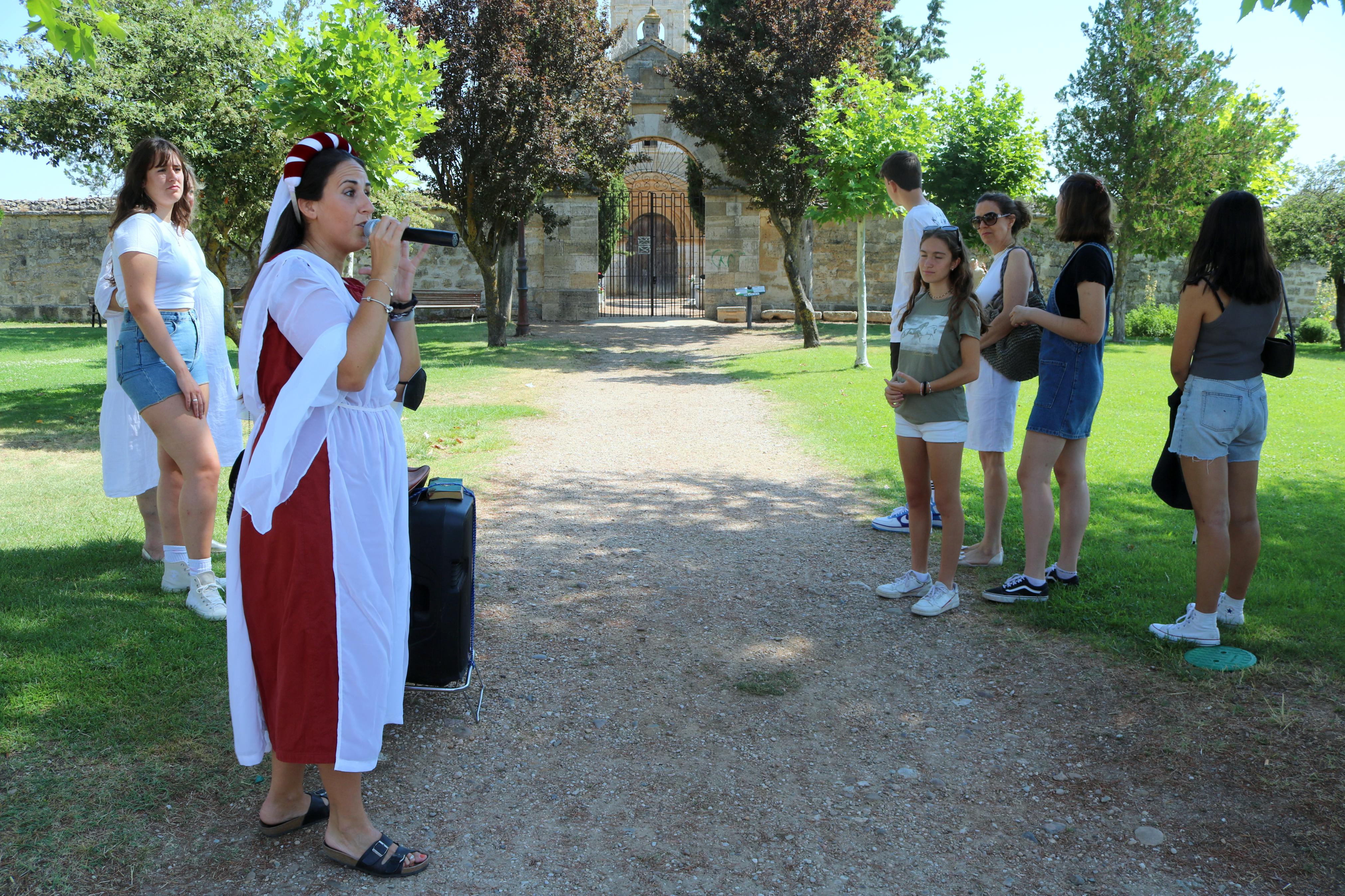 Vecinos y visitantes llenan los pases de las visitas teatralizadas por Torquemada