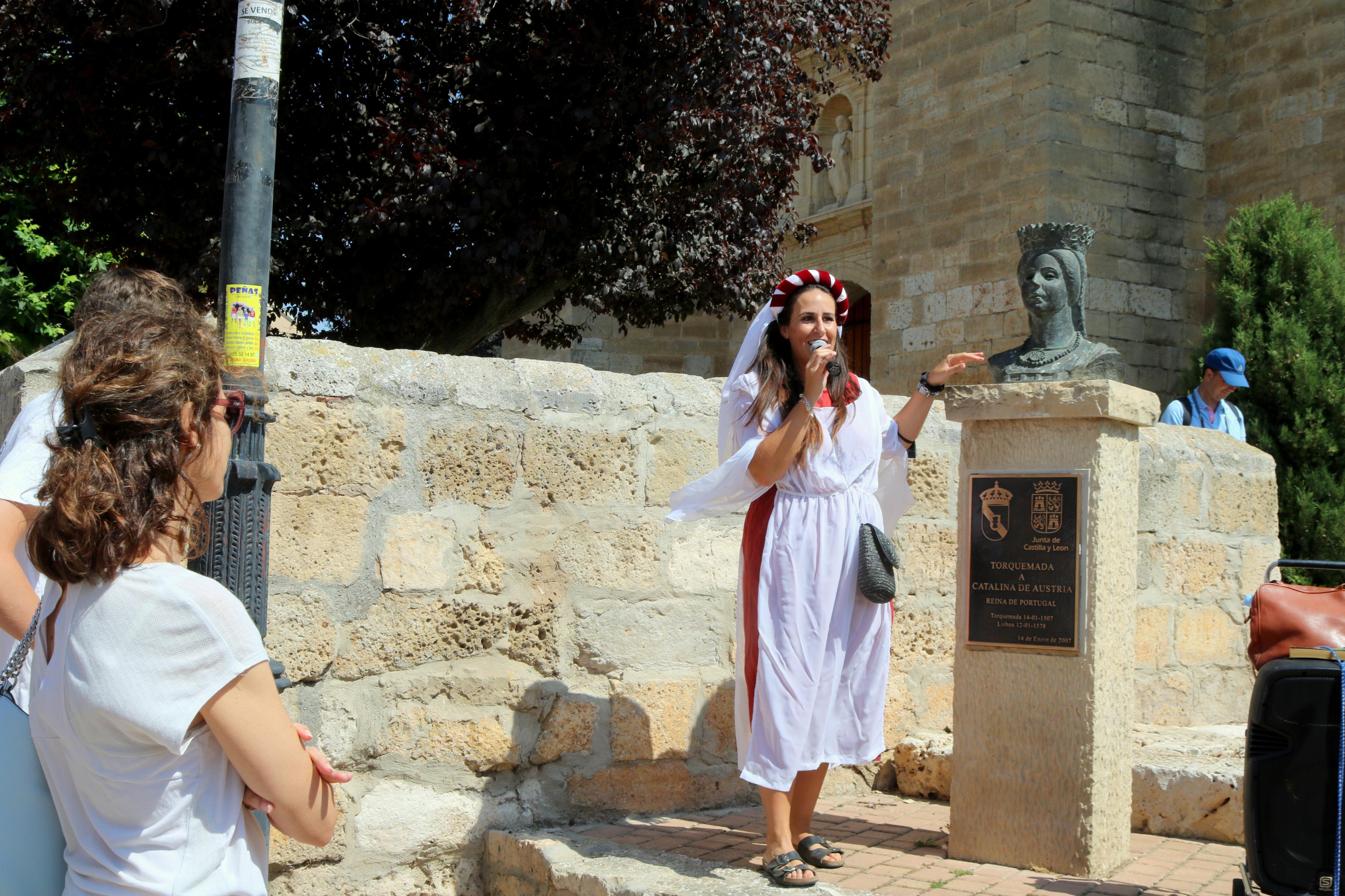 Vecinos y visitantes llenan los pases de las visitas teatralizadas por Torquemada