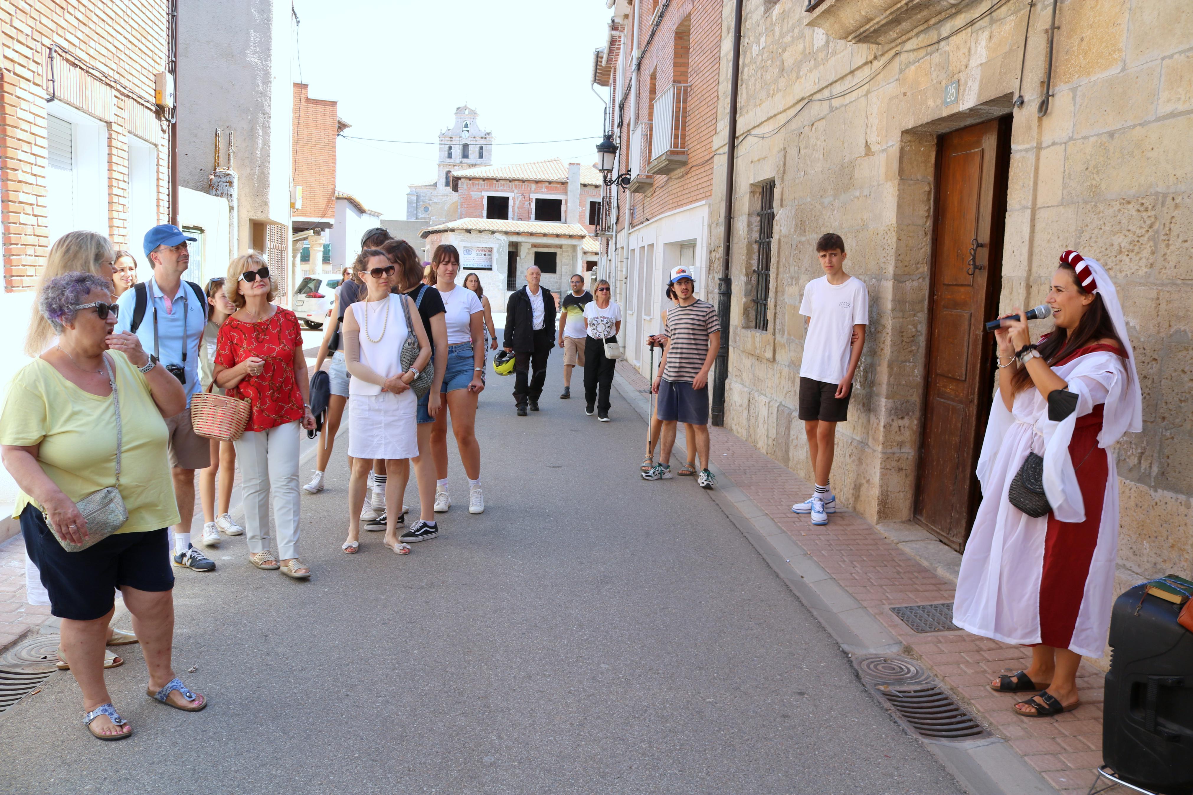 Vecinos y visitantes llenan los pases de las visitas teatralizadas por Torquemada