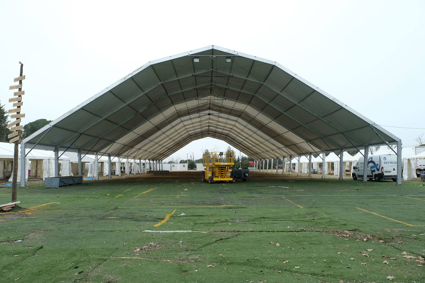 Imagen secundaria 2 - Las casetas regionales, sin carpa central. Imagen de la primera carpa que se instaló, con 1.600 metros cuadrados de superficie, y carpa de Pingüinos, que cubre incluso el escenario. 