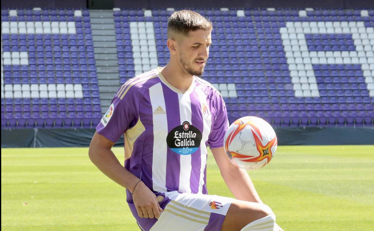 Zou Feddal, durante su presentación como nuevo jugador del Real Valladolid en el estadio José Zorrilla