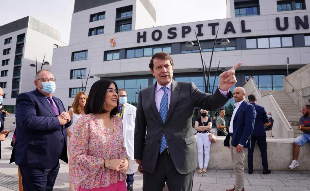 La ministra de Sanidad, Carolina Darias y el presidente de Castilla y León, Alfonso Fernández Mañueco, en el Complejo Asistencial Universitario de Salamanca el pasado 22 de julio.
