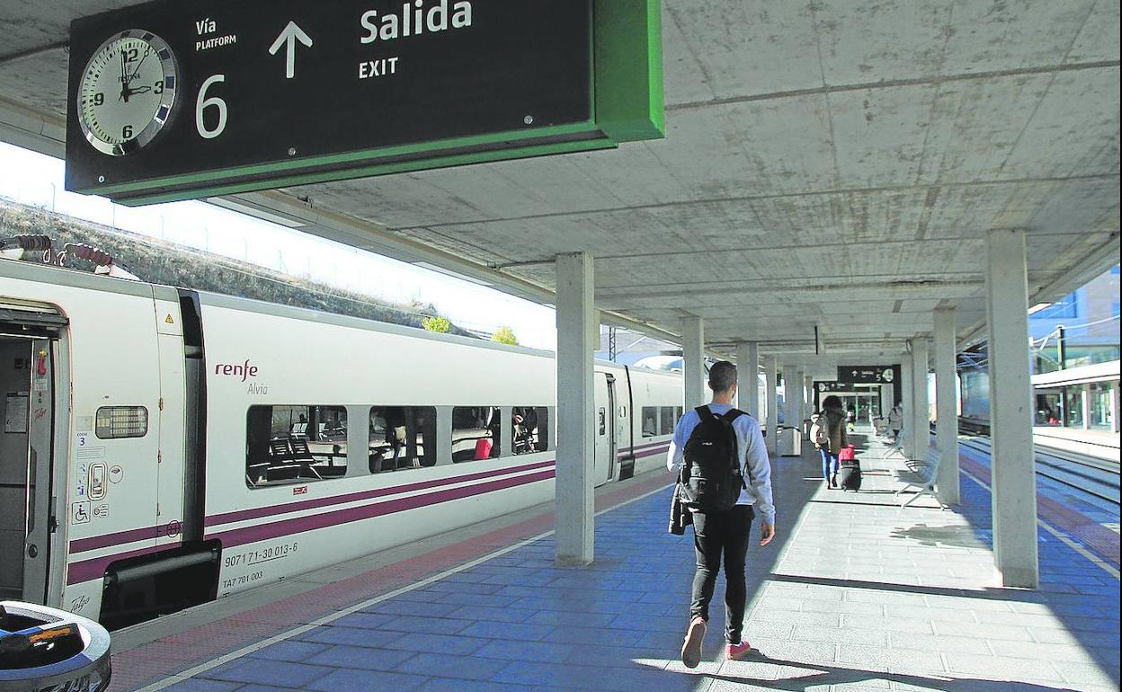 Un Alvia espera la subida de pasajeros en uno de los andenes de la estación Segovia-Guiomar. 