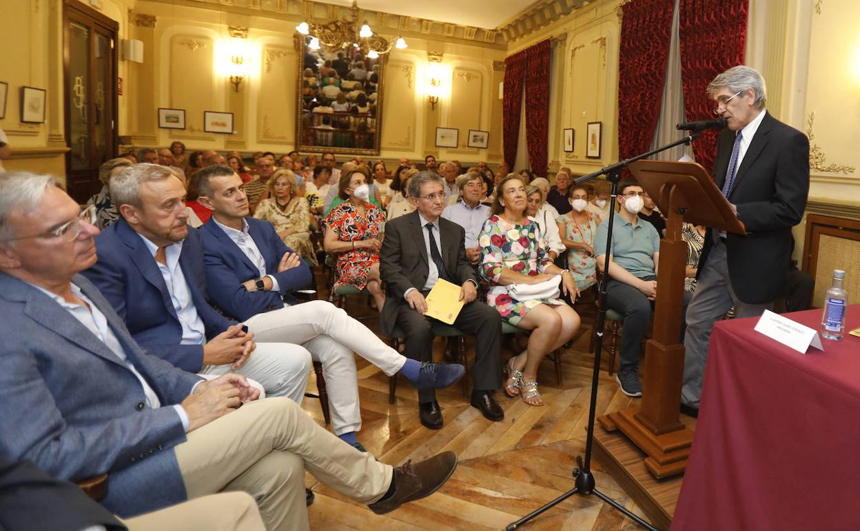 Antonio Álamo pronuncia el pregón de las fiestas en un abarrotado salón de actos del Casino de Palencia. 