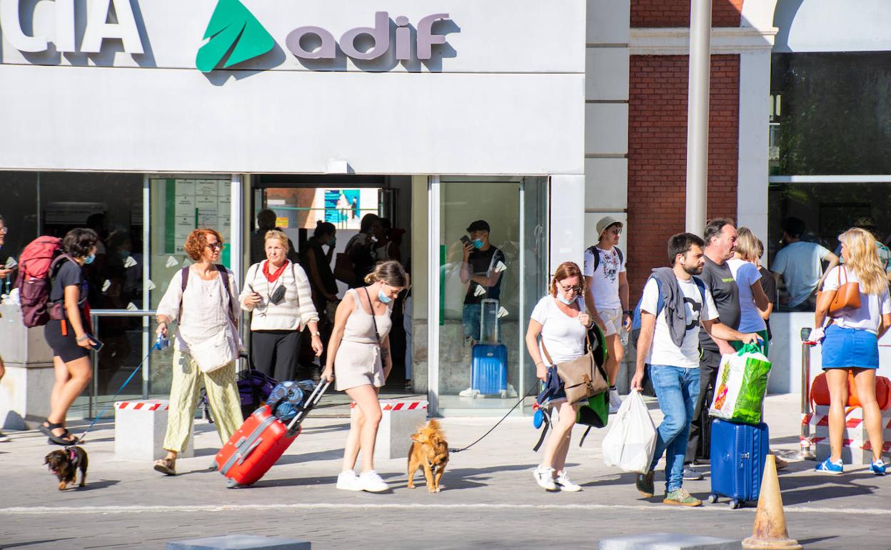 Varias personas llegan a la estación de tren de Palencia el pasado puente de agosto. 