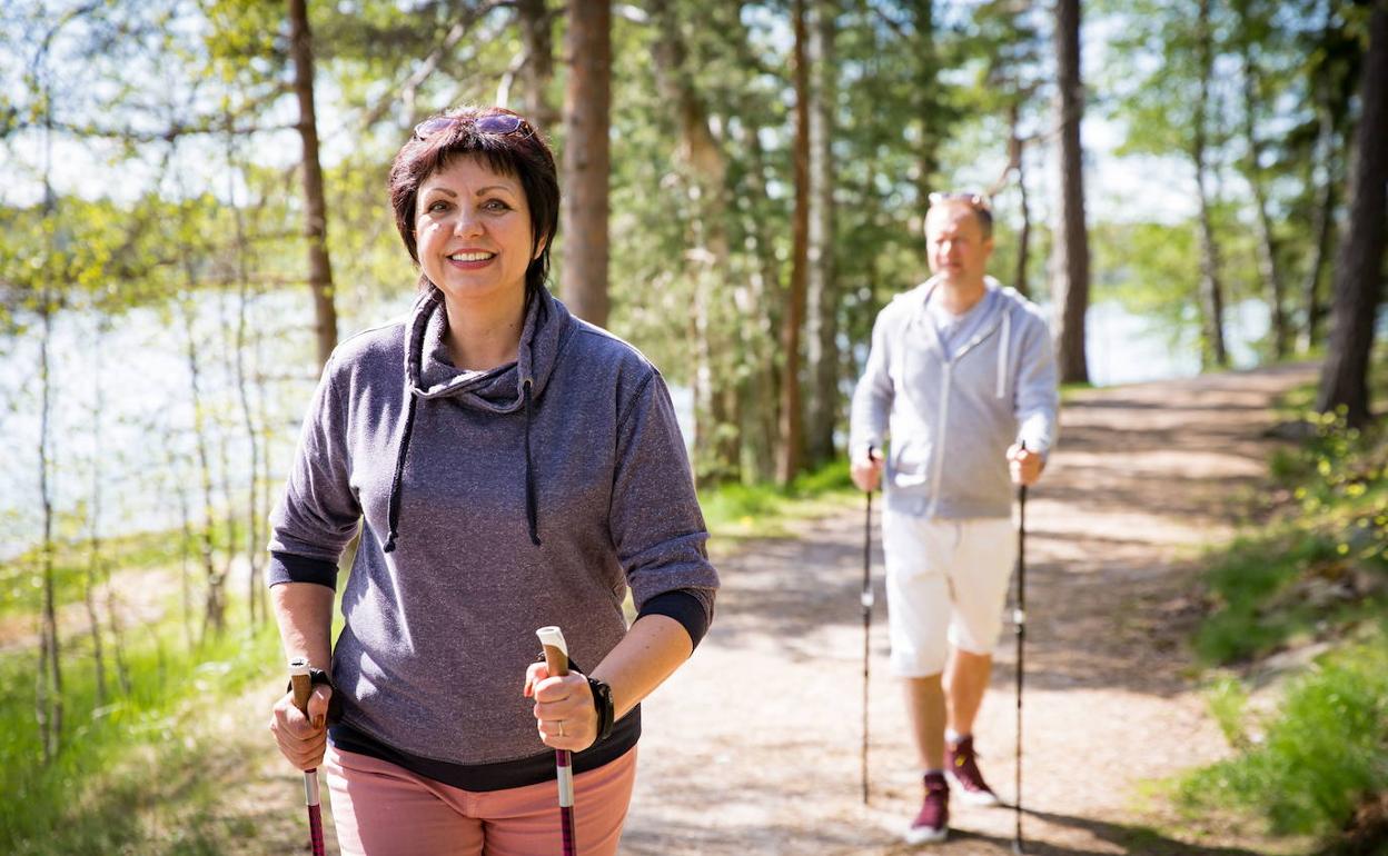 Practicantes del nordic walking. 