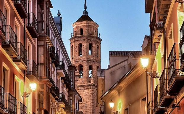 La torre de la iglesia del Salvador, vista desde la calle Regalado 