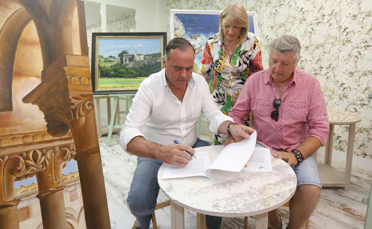 El presidente de la Hermandad, Domiciano Curiel, y el de Thieldón, Chema Manzano, firman el acuerdo.