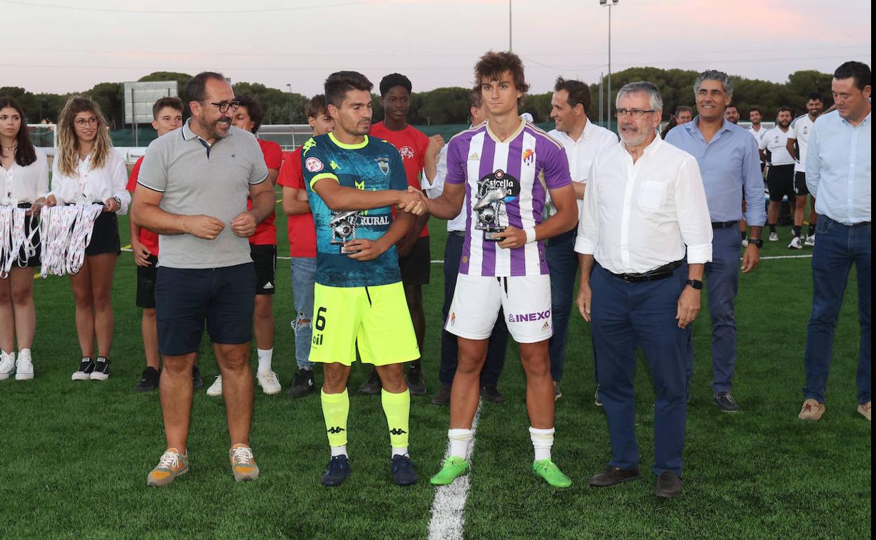 Slavy recibe el trofeo al máximo realizador. 