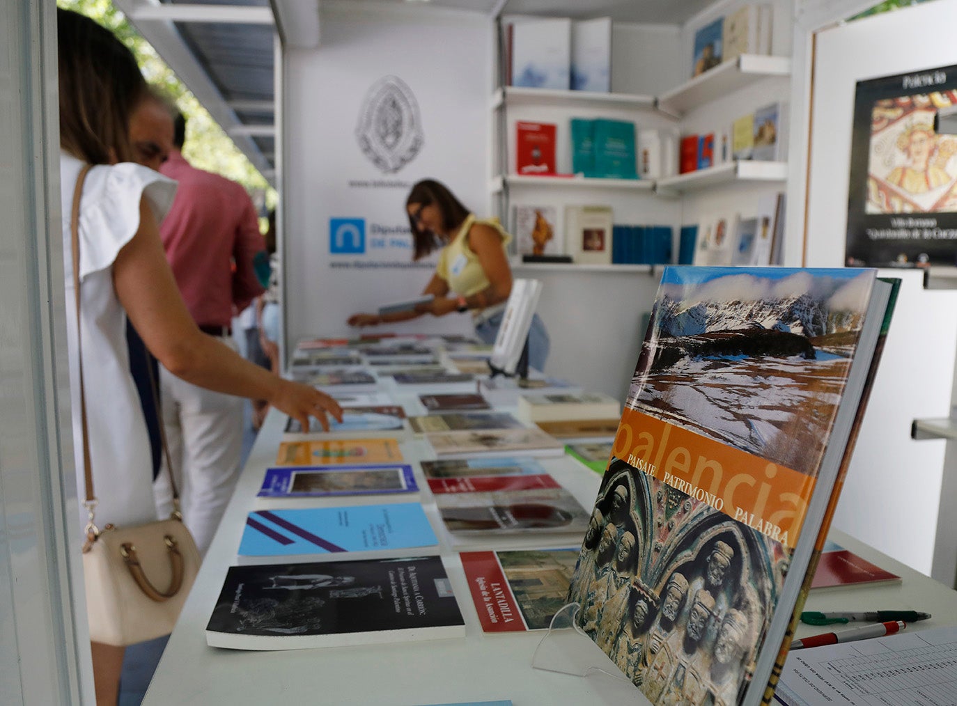 El parque del Salón se enriquece con la Feria del Libro