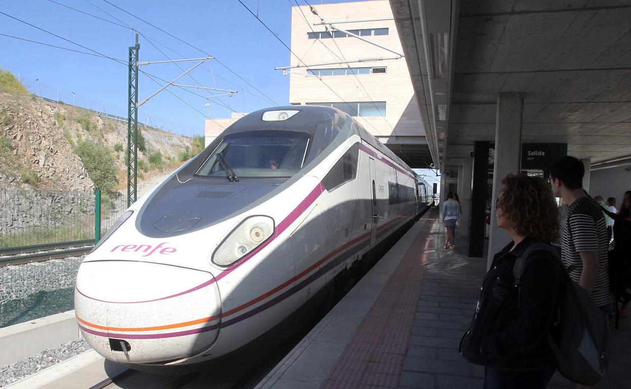 Pasajeros esperan la llegada de un Avant en la estación de Segovia.