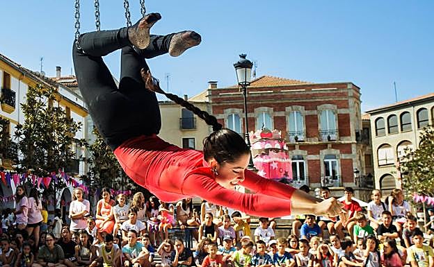 Imagen principal - Tres primicias atraen el foco escénico en la Feria de Teatro de Castilla y León de Ciudad Rodrigo