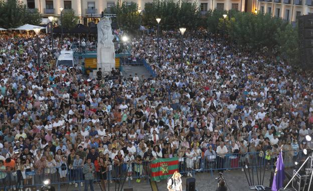 El público abarrota la Plaza Mayor para seguri el pregón inaugural.