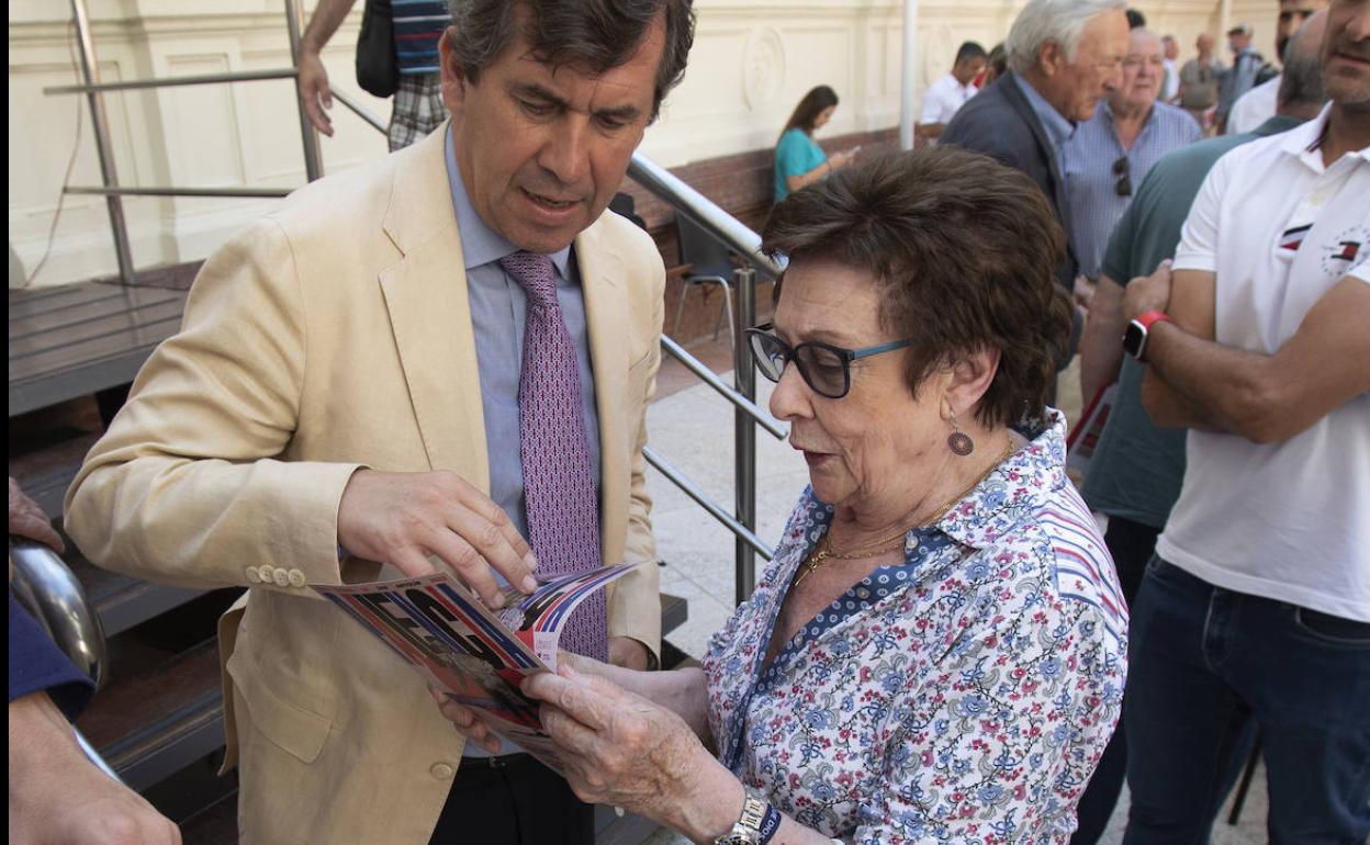 Víctor Zabala de la Serna explica el cartel a una aficionada, en la presentación en julio, en la Diputación. 