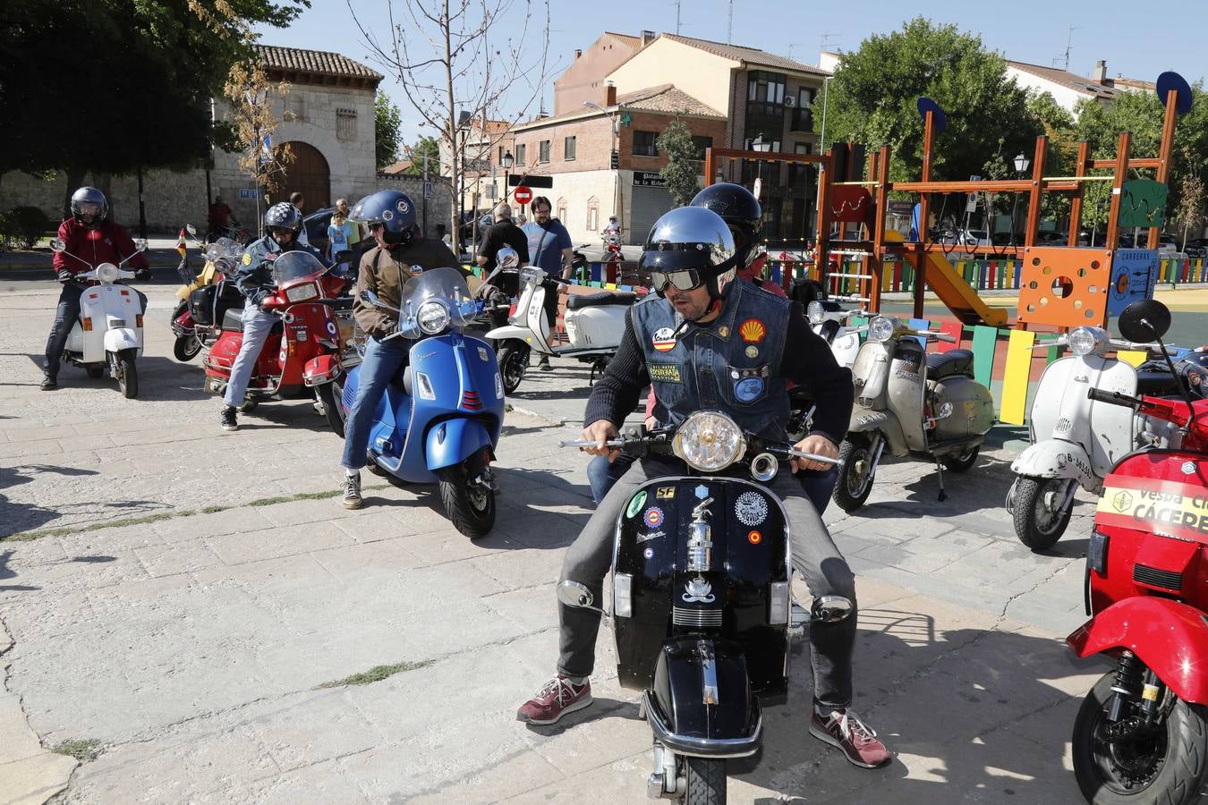 Fotos: Vespas y lambrettas protagonizan la Scooter Run Ribera del Duero en Peñafiel