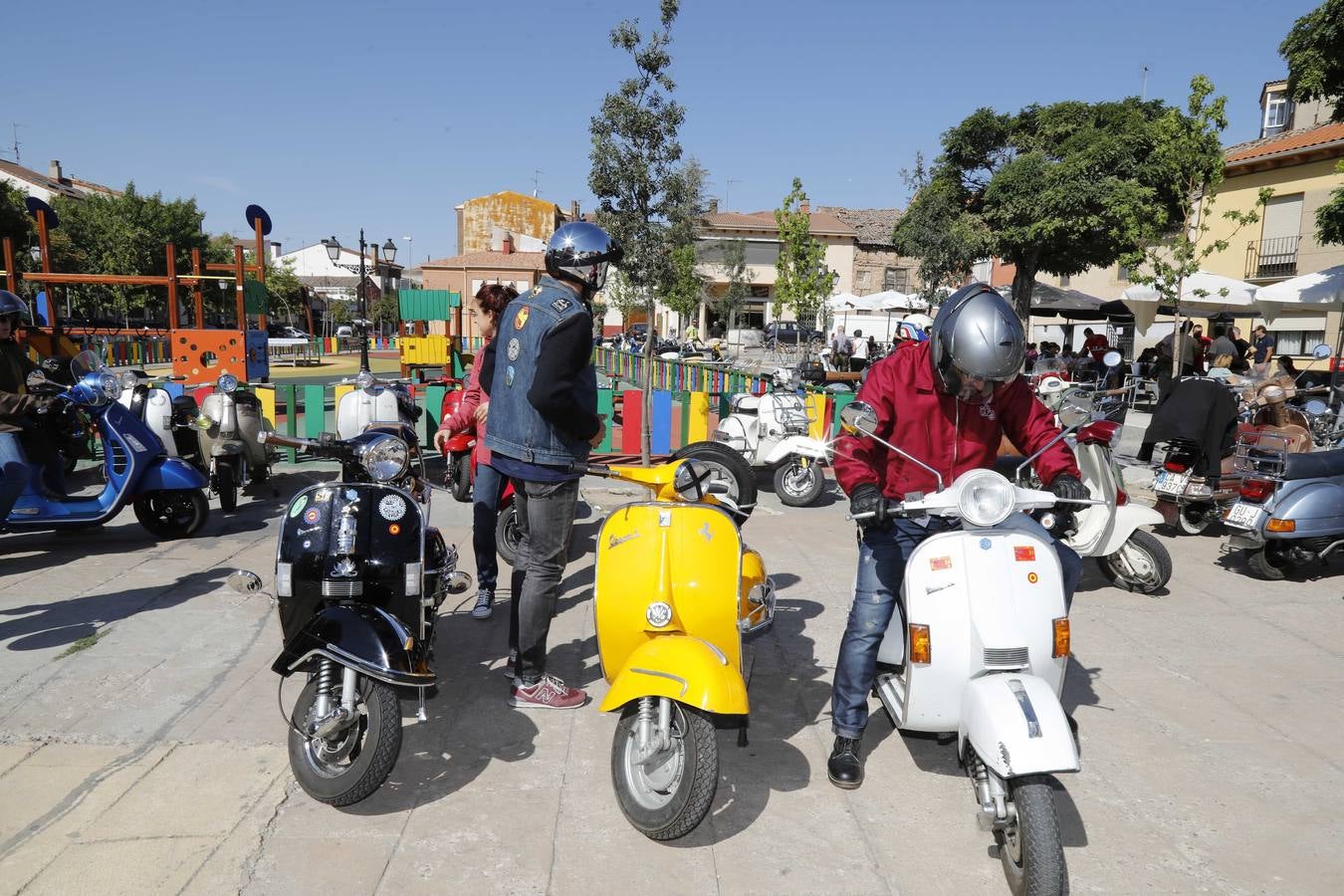 Fotos: Vespas y lambrettas protagonizan la Scooter Run Ribera del Duero en Peñafiel