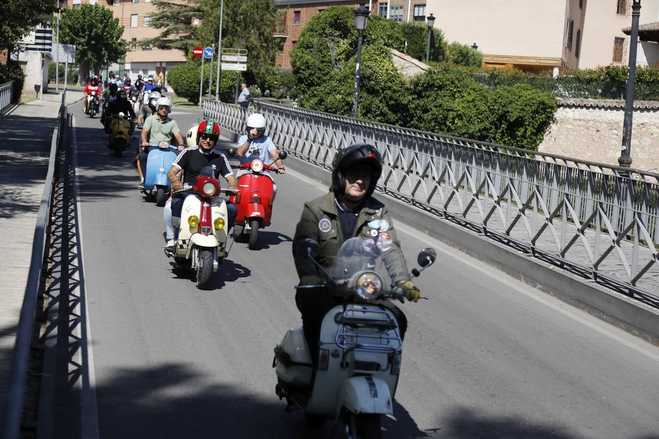 Fotos: Vespas y lambrettas protagonizan la Scooter Run Ribera del Duero en Peñafiel