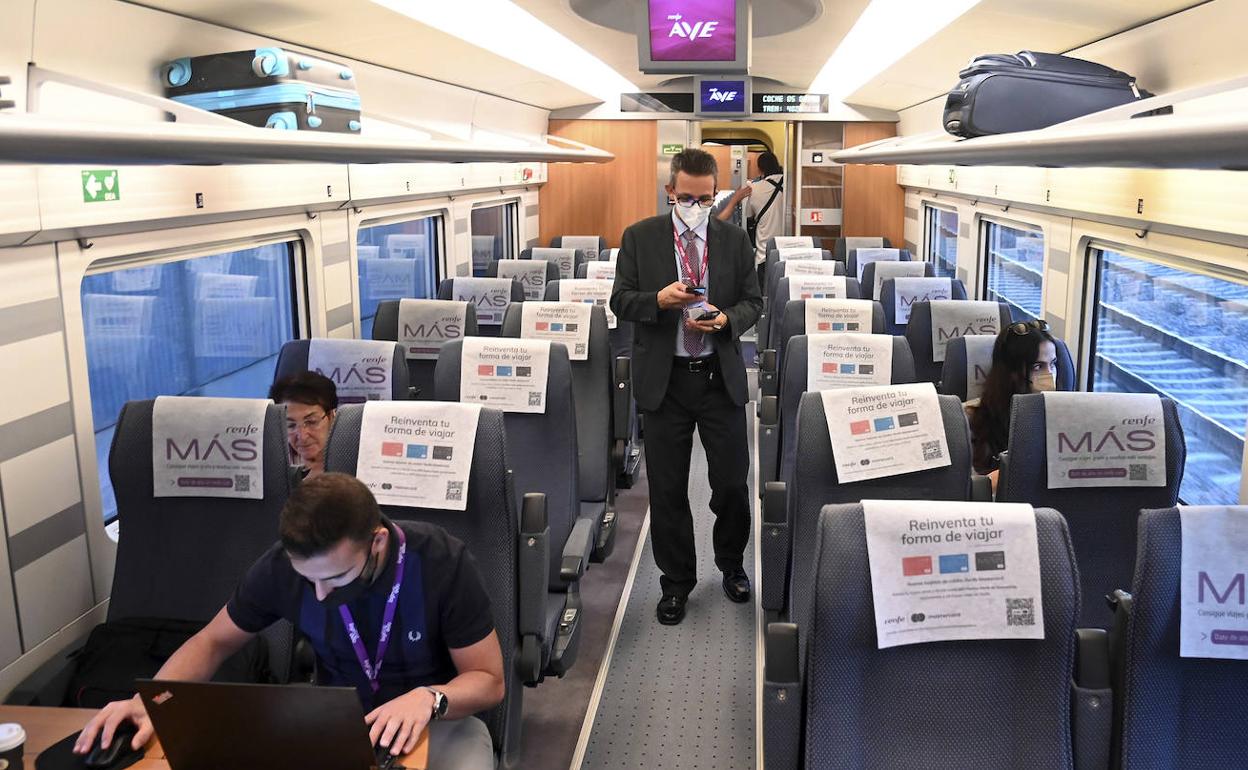 Viajeros en un tren Ave en la reciente inauguración del trayecto entre Madrid y Burgos