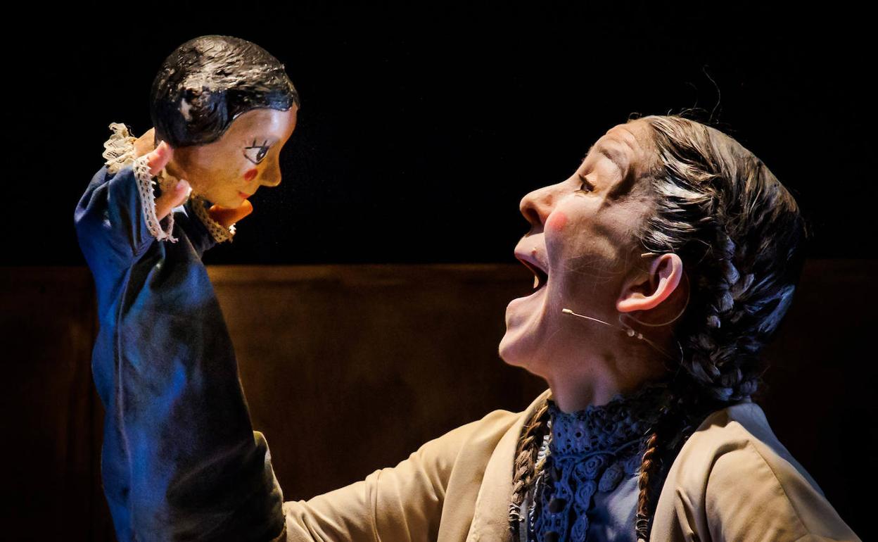 La compañía de Granada LA Maquine durante su espectáculo en la Feria de Teatro de Castilla y León en Ciudad Rodrigo. 