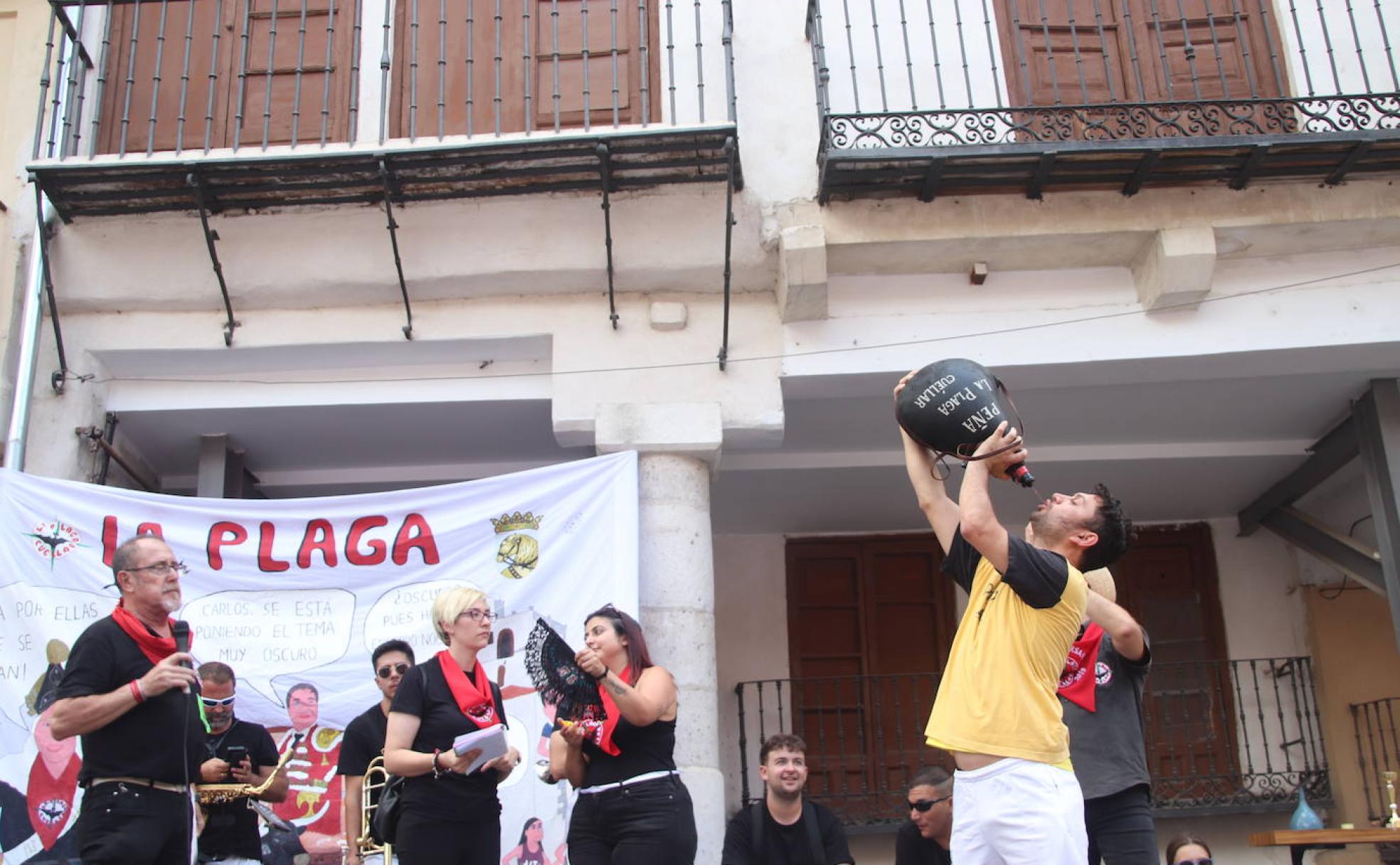 Concurso de bebedores en bota celebrado en Cuéllar.