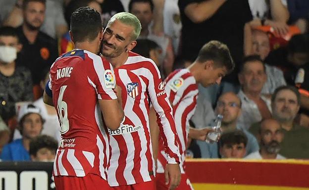 Griezmann celebra junto a Koke su gol al Valencia.