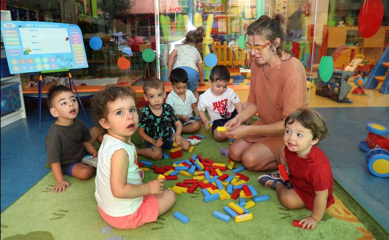 Yolanda Rodríguez atiende en su ludoteca a un grupo de niños durante este mes de agosto.