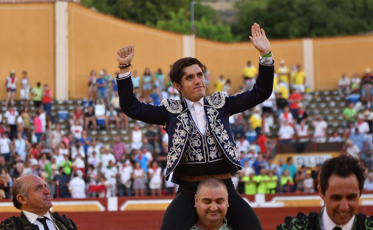 Hermoso de Mendoza sale a hombros de la plaza de toros de Cuéllar.