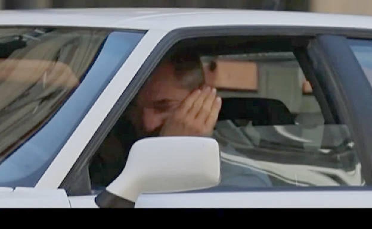 Iñaki Urdangarín llorando en el coche. 