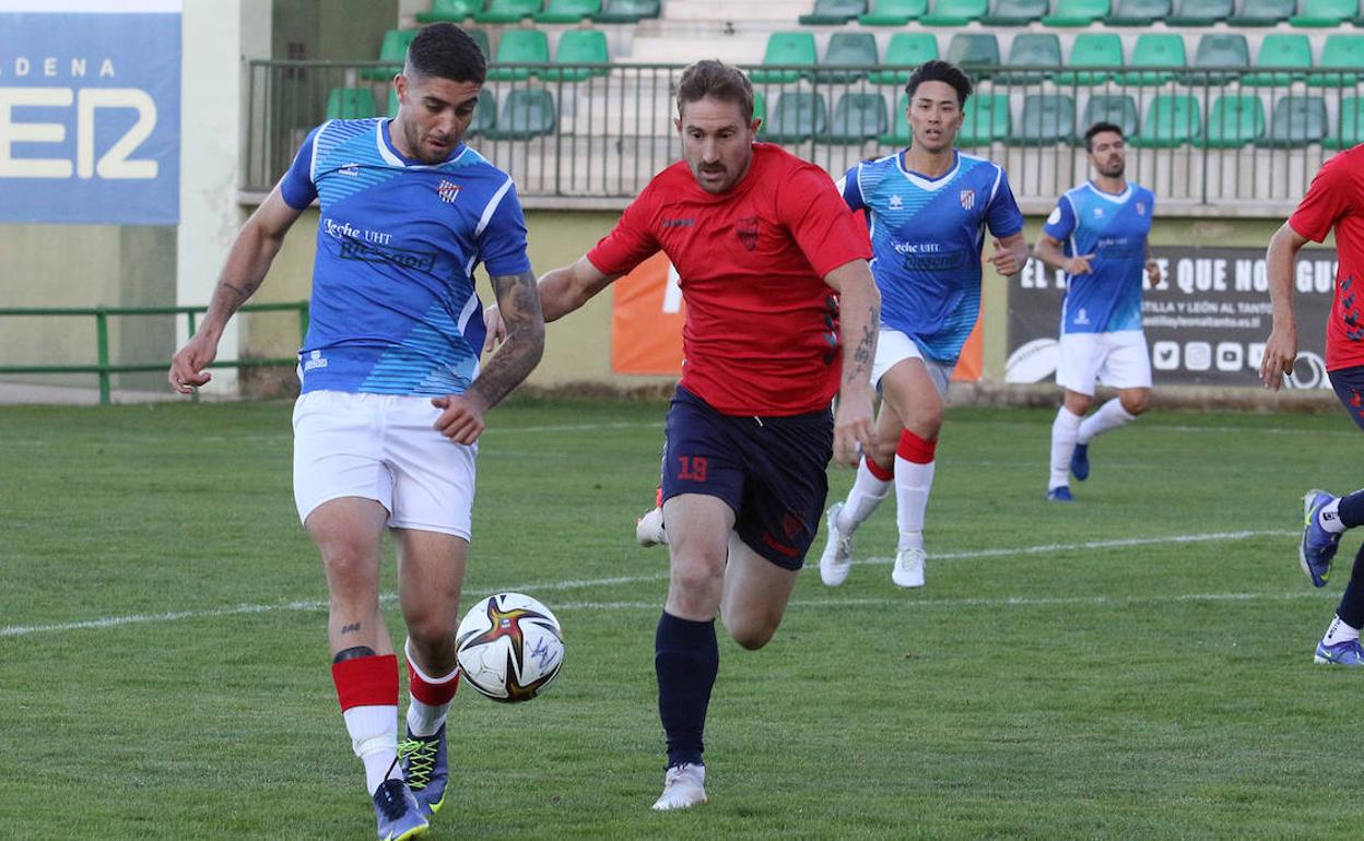 Chechu avanza con el balón durante un partido de pretemporada del Unami.