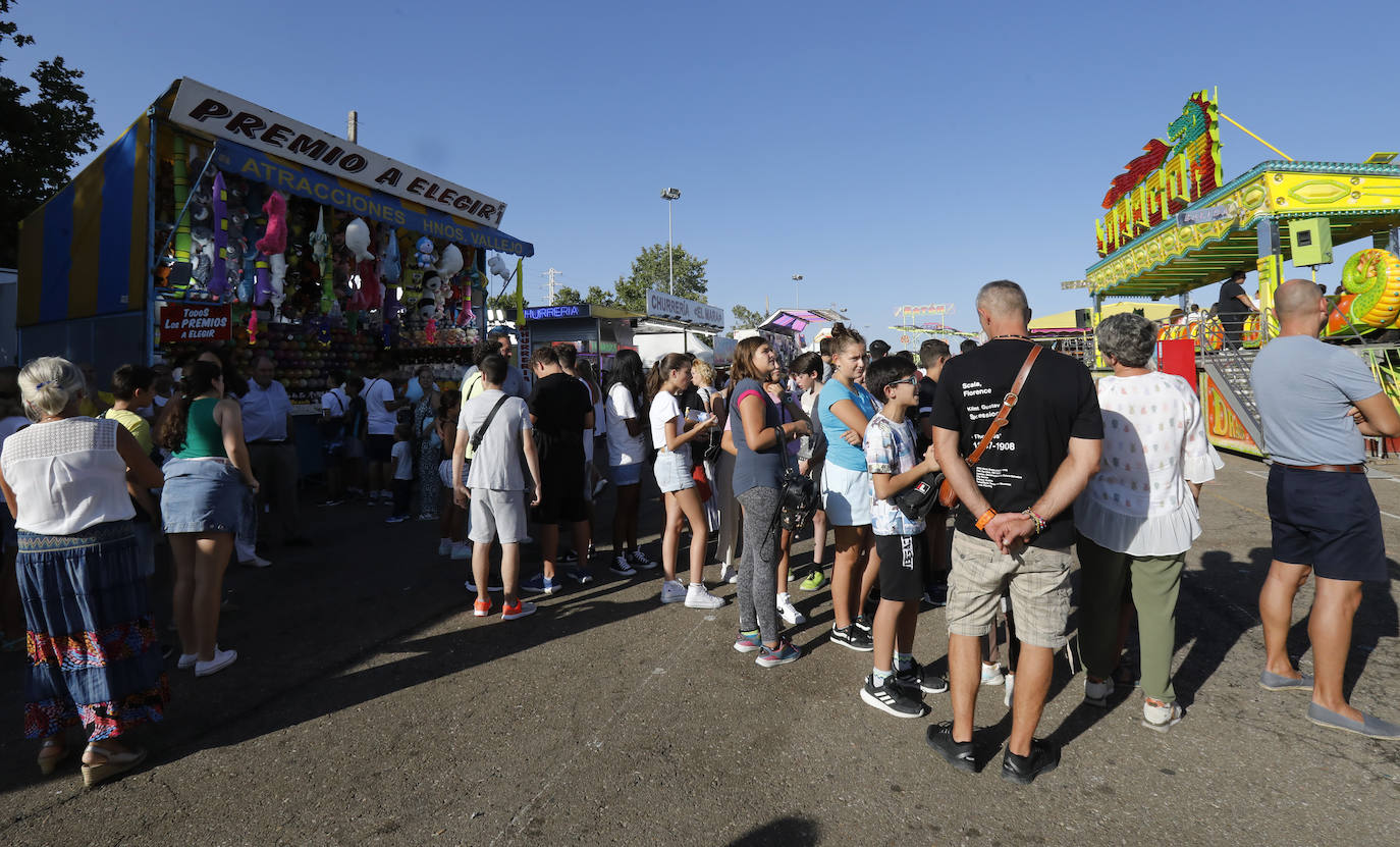 Los más pequeños podrán disfrutar de los tiovivos y los coches de chopque hasta el domingo 2