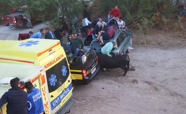 Un toro siembra el pánico entre el público a la salida de los corrales