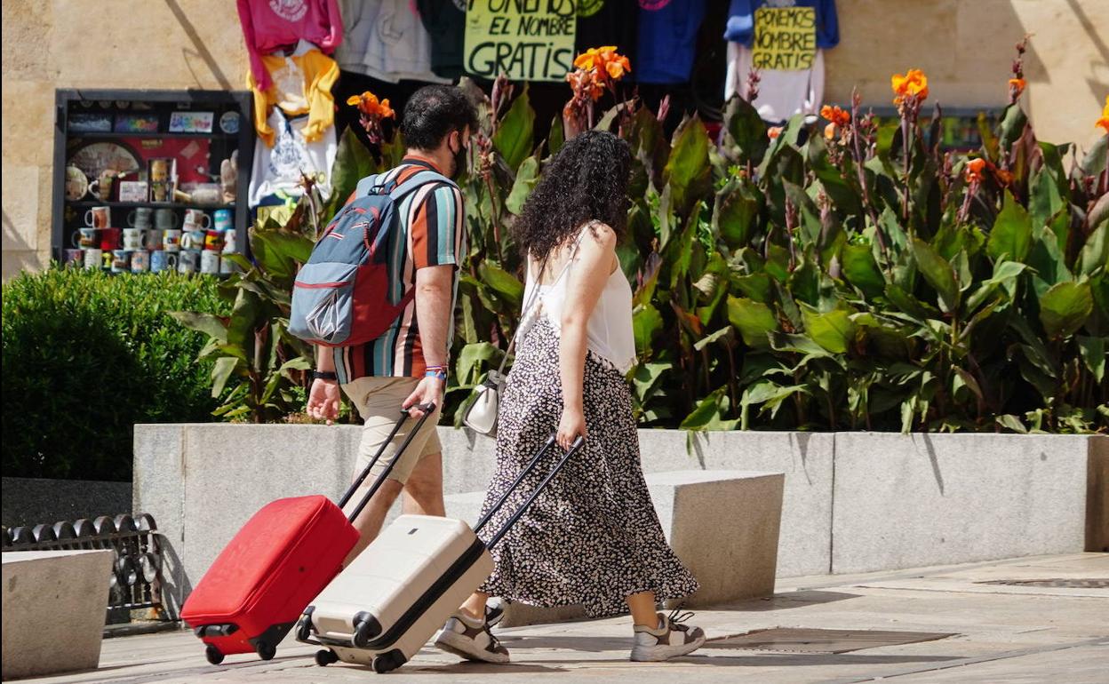 Dos turistas, en Salamanca.